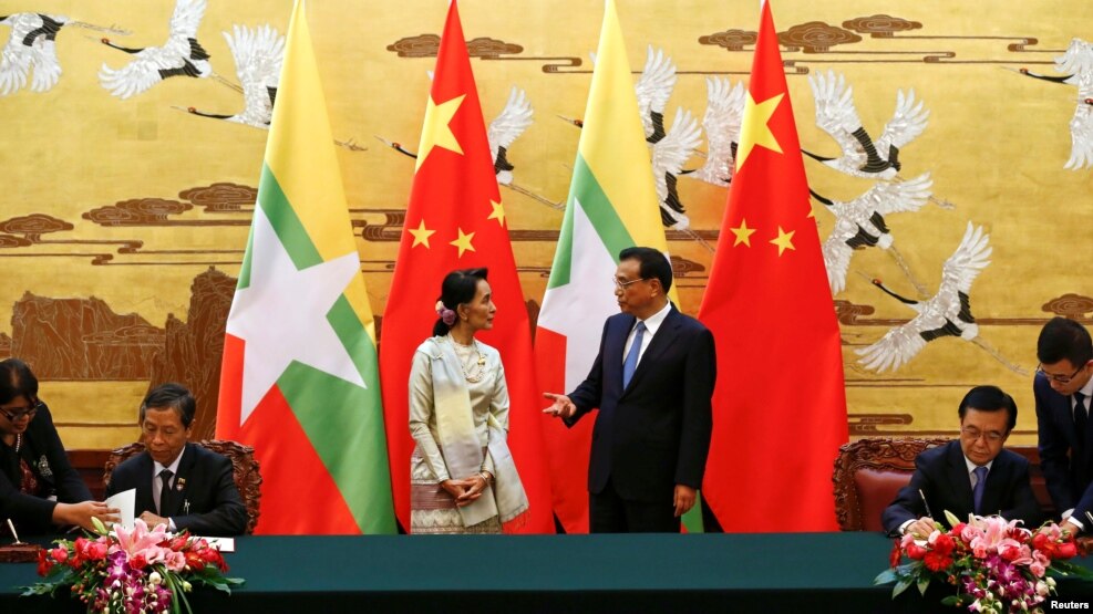 ႏုိင္ငံေတာ္အတိုင္ပင္ခံ ေဒၚေအာင္ဆန္းစုၾကည္နဲ႔ တ႐ုတ္ဝန္ႀကီးခ်ဳပ္တို႔ ႏွစ္ႏိုင္ငံ သေဘာတူစာခ်ဳပ္မ်ား ေရးထိုးသည့္အခမ္းအနား။ (ၾသဂုတ္ ၁၈၊ ၂၀၁၆)