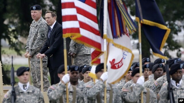 Ahora las investigaciones sobre el escándalo del General retirado David Petraeus se centran en su equipo de trabajo que incluye a oficiales de alto rango.