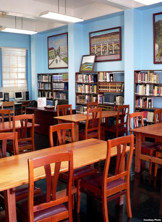 You don't see e-books on the shelves of this modern public library, but it's a good bet you'll find some elsewhere in that branch. (viasta2, Flickr Creative Commons)