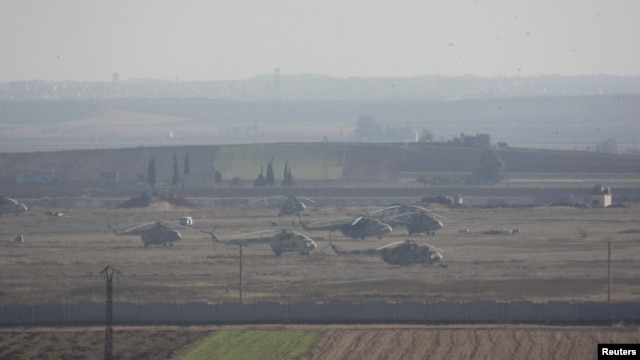 Helikopter milik Angkatan Udara Suriah yang setia kepada Presiden Bashar al-Assad terlihat berada di pangkalan militer Taftanaz dekat propinsi Idlib (Foto: dok). Pasukan pemberontak dilaporkan menyerang pangkalan udara ini, Rabu (2/1).