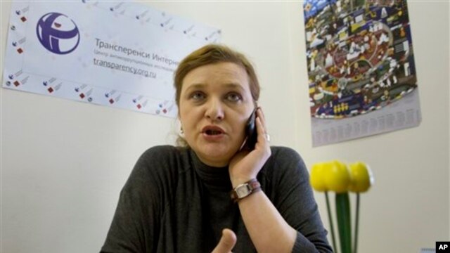 Giám đốc điều hành của Tổ chức minh bạch Quốc tế tại Nga Elena Panfilova nói chuyện điện thoại tại văn phòng ở Moscow. Giới hữu trách Nga hôm nay cũng lục soát văn phòng tại Moscow của tổ chức nhân quyền Human Rights Watch của Mỹ.