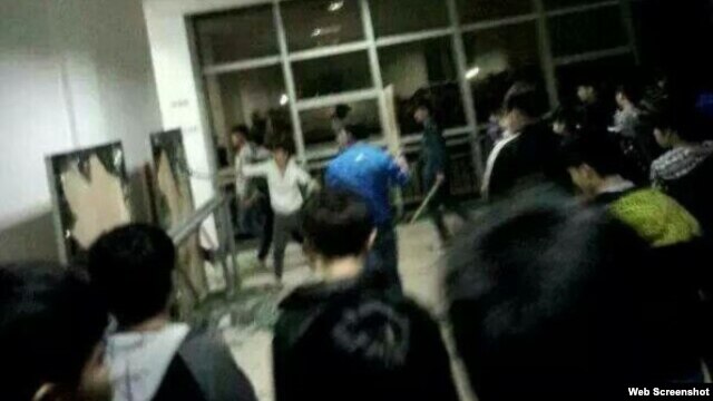 广东学生怒砸军校(网络图片)