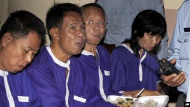 Thai activists, from right, Ratri Pipatanapaiboon, Veera Somkwamkid, Kochpontorn Chusanaseree, Samdin Lersbusya, eat breakfast at Phnom Penh Appeal Court, file photo. 