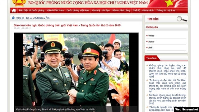 Ảnh chụp từ trang web của Bộ Quốc phòng Việt Nam cho thấy Bộ trưởng Quốc phòng Việt Nam Phùng Quang Thanh và người đồng cấp Trung Quốc Thường Vạn Toàn nắm chặt cả hai bàn tay của nhau tại lễ đón, trong khi các quan chức khác của hai nước đứng nhìn.