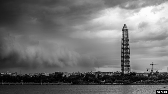 Fuertes tormentas golpean Washington DC desde hace una semana. En la imagen se observa cómo una tormenta se aproxima al obelisco o Monumento de Washington. [Foto: Departamento del Interior de EE.UU.]