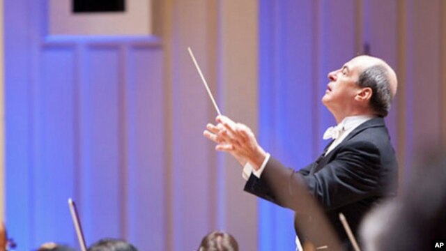 Robert Spano opens the Atlanta Symphony Orchestra's 2010-2011 season with The Star Spangled Banner.
