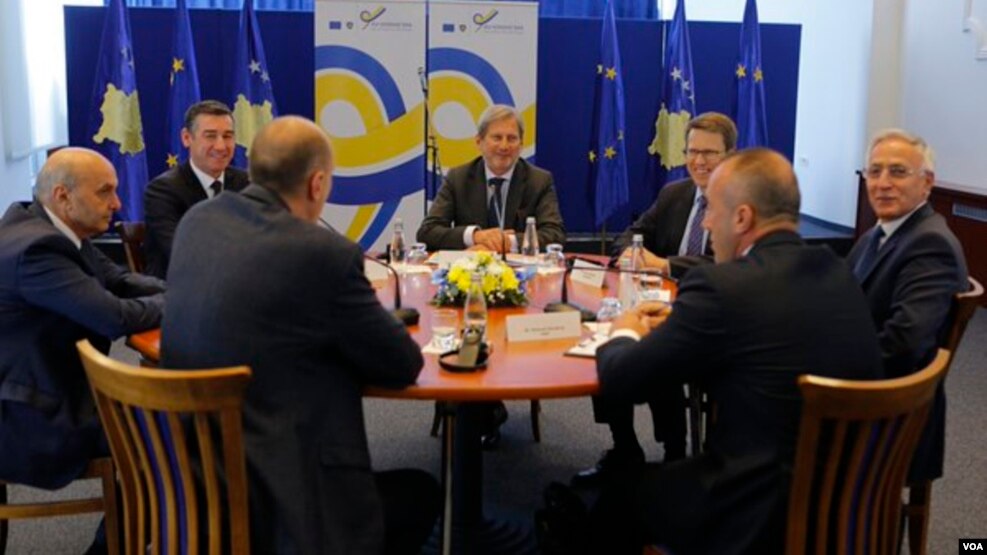 Hahn: Jo liberalizim vizash pa shënimin e kufirit me Malin e Zi