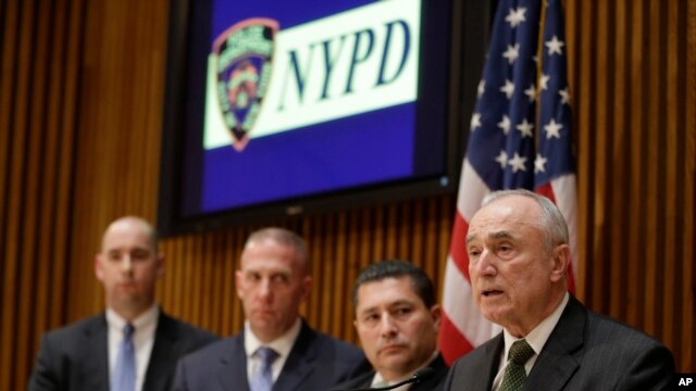 Комиссар полиции Нью-Йорка Билл Браттон выступает на пресс-конференции, рассказывая о задержании подозреваемых