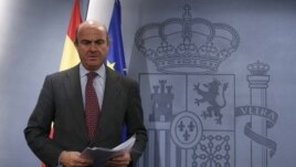 Spanish Economy Minister Luis de Guindos stands before a news conference after the weekly cabinet meeting in Moncloa Palace, in Madrid, Spain, November 15, 2012.