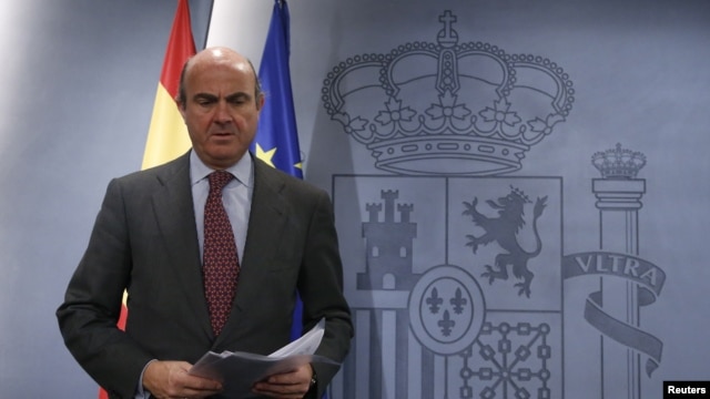Spanish Economy Minister Luis de Guindos stands before a news conference after the weekly cabinet meeting in Moncloa Palace, in Madrid, Spain, November 15, 2012.