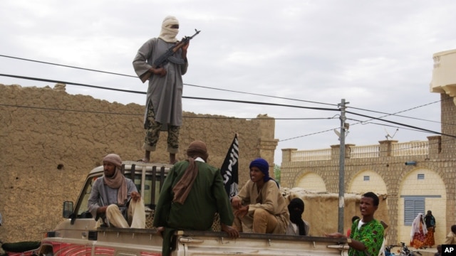 Des combattants d'Ansar Dine montant la garde à Tombouctou (31 août 2012)