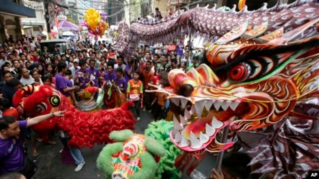 Tari Naga dan singa (barongsai) ikut memeriahkan perayaan Tahun Ular yang jatuh pada tanggal 10 Februari 2013 di Chinatown Binondo, Manila, Filipina (AP Photo/Bullit Marquez)