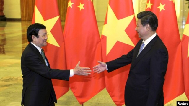 Chủ tịch Trung Quốc Tập Cận Bình bắt tay Chủ tịch nước Việt Nam Trương Tấn Sang tại Sảnh đường Nhân dân ở Bắc Kinh, ngày 3/9/2015.