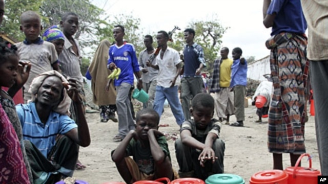 Somali children wait for relief food