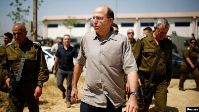 Bộ trưởng Quốc phòng Israel Moshe Yaalon (giữa) đi thăm một căn cứ quân sự bên ngoài Dải Gaza