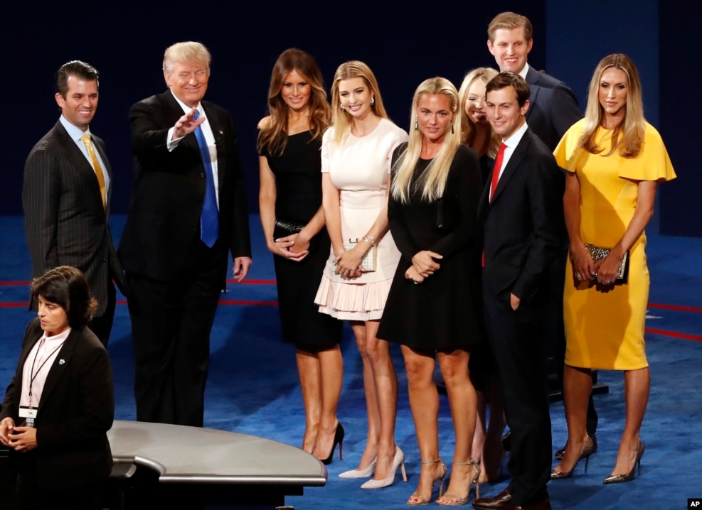 在美国第一场总统候选人辩论的会场，川普，川普夫人梅兰尼亚，女儿伊万卡和其他亲人在讲台上（2016年9月26日）。