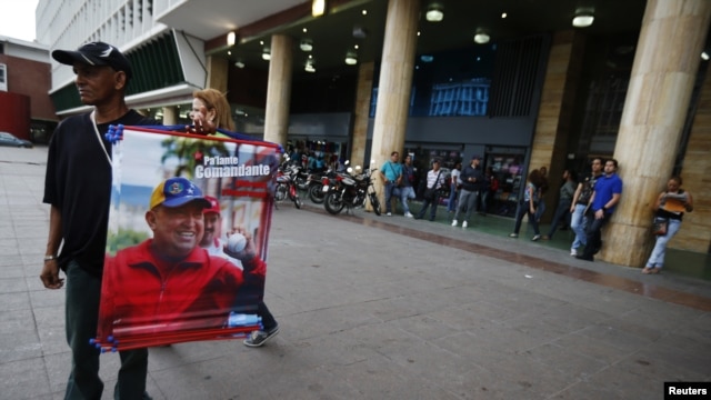 Chávez aparece solo en fotos.