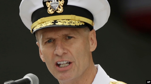 Tư lệnh Hạm đội 7 của hải quân Hoa Kỳ, Phó Đô Đốc Joseph Aucoin.
