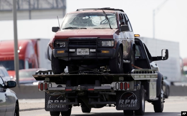 El vehículo de Marc Anthony Conditt, el sospechoso de los ataques con bomba en Austin, Texas, es removido por las autoridades del lugar donde Conditt se suicidó detonando un explosivo. Marzo 21 de 2018.