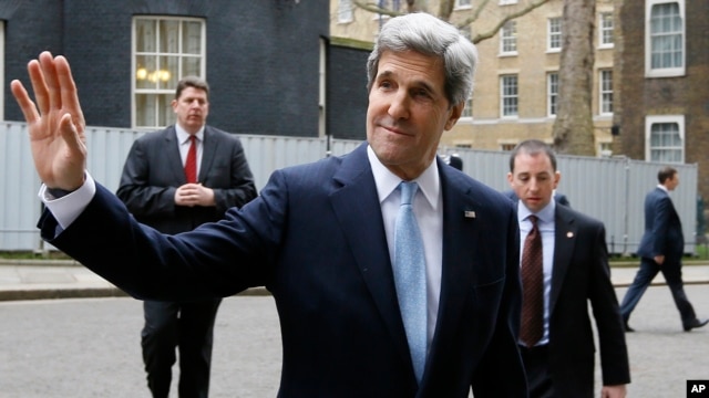 Menteri Luar Negeri AS John Kerry di London dalam kunjungan luar negeri pertamanya sebagai menlu. (AP/Kirsty Wigglesworth)
