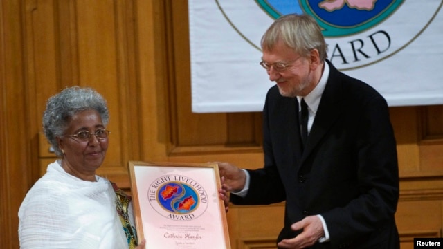 Bà Mafron Ejigayehu (trái) thay mặt bác sĩ Catherine Hamlin nhận giải thưởng Right Livelihood Award tại Thụy Điển, ngày 4/12/2009.