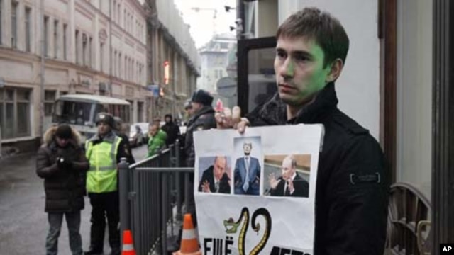 A protester holds a placard during a lone picket outside the Central Election commission in Moscow, March 1, 2012. 