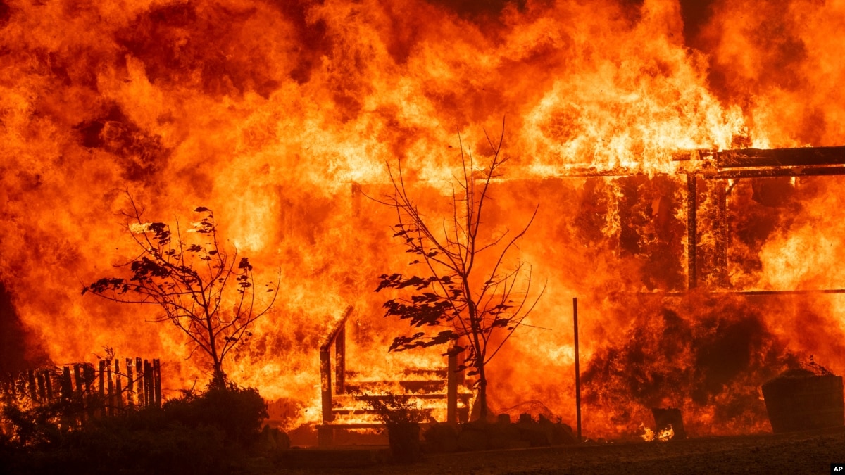 Nuevo incendio en el norte de California amenaza viviendas