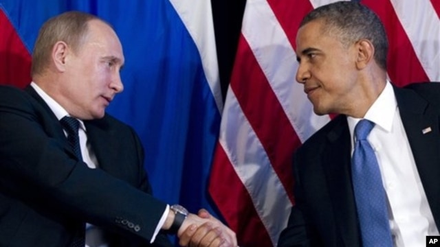 Tổng thống Hoa Kỳ Barack Obama (phải) và Tổng thống Nga Vladimir Putin mở cuộc họp bên lề hội nghị thượng đỉnh G20 ở Los Cabos, Mexico
