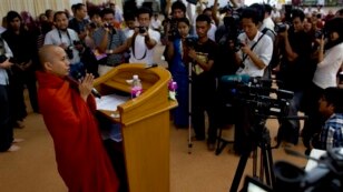 ေမွာ္ဘီၿမိဳ႕နယ္မွာ ျပဳလုပ္က်င္းပတဲ့ သံဃာ့ညီလာခံတြင္ အရွင္ဝီရသူ ေလွ်ာက္ထားေနစဥ္။ (ဇြန္ ၁၃၊ ၂၀၁၃)