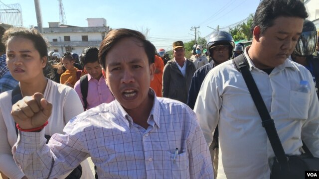 លោក​ វ៉ន ពៅ​  ប្រធាន​សមាគម​សេដ្ឋកិច្ច​ក្រៅ​ប្រព័ន្ធ​ ​ហៅកាត់​ថា​ IDE​A​ និង​ជា​តំណាង​កម្មករ​ ឈរ​នៅ​កណ្តាល​ ស្រែក​រក​យុត្តិធម៌​នៅ​ក្នុង​ពេល​ដើរ​ជា​ក្បួន​​តាម​ការ​បណ្តេញ​របស់​ក្រុម​អាជ្ញាធរ​មាន​សមត្ថ​កិច្ច​ និង​កង​សន្តិសុខ​ផ្សេង​ទៀត​នៅ​ព្រឹក​ថ្ងៃ​អាទិត្យ​ទី​៣​ ខែ​មករា​ ឆ្នាំ​២០១៦។ (ហ៊ុល រស្មី/VOA)