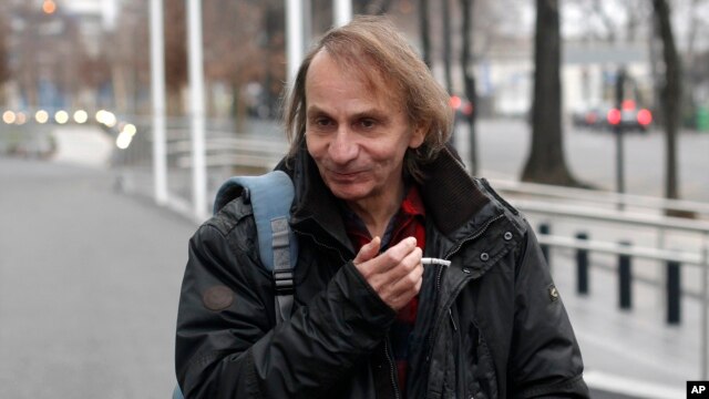 Nhà văn Houellebecq từng gây nhiều tranh cãi trước đây. Ông đã bị kiện – và được tha bổng – vì lý do kích động bạo lực chủng tộc.