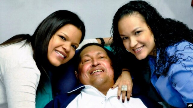 Presiden Venezuela Hugo Chavez didampingi oleh kedua puterinya (14/2). Chavez masih menjalani pemulihan dari operasi kanker di Havana, Kuba. 