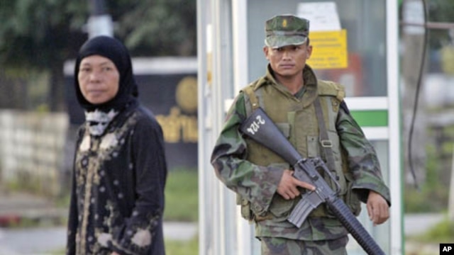 A Thai soldier looks on as a Muslim woman crosses the street in Bacho, a city in southern Thailand, where a violent insurgency in the Muslim-dominated region has been simmering since 2004. (File)