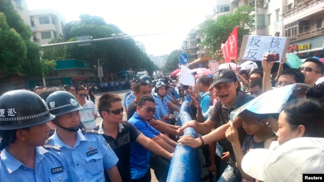 Khoảng 1,000 người tham gia cuộc biểu tình tại thành phố Giang Môn ở gần đó để phản đối việc xây dựng nhà máy vì lo ngại về vấn đề an toàn và phóng xạ hạt nhân, ngày 12/7/2013.