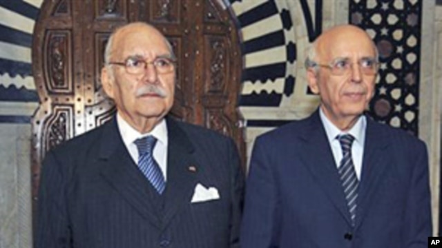 President Fouad Mebazza (l), and Prime Minister Mohamed Ghannouchi attend the cabinet oath-taking ceremony in Tunis, Jan 18 2011