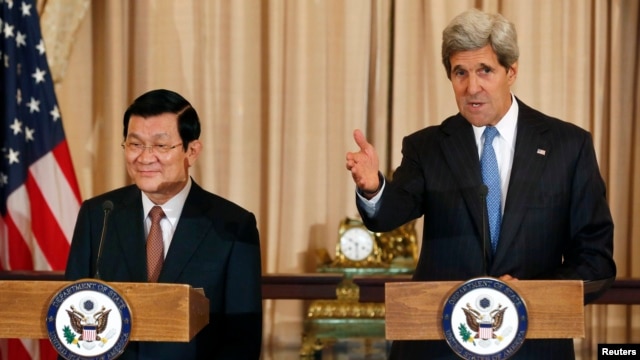Ngoại trưởng Mỹ John Kerry và Chủ tịch nước Việt Nam Trương Tấn Sang tại Bộ Ngoại giao Mỹ ở Washington, ngày 24/7/2013.