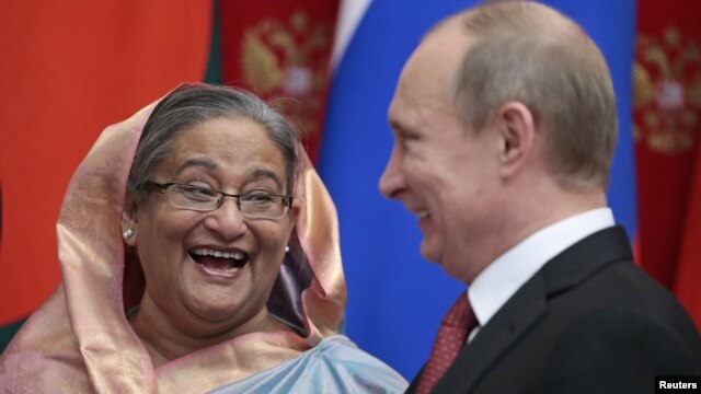 Russia's President Vladimir Putin (R) and Bangladesh's Prime Minister Sheikh Hasina attend a signing ceremony in Moscow's Kremlin, January 15, 2013.