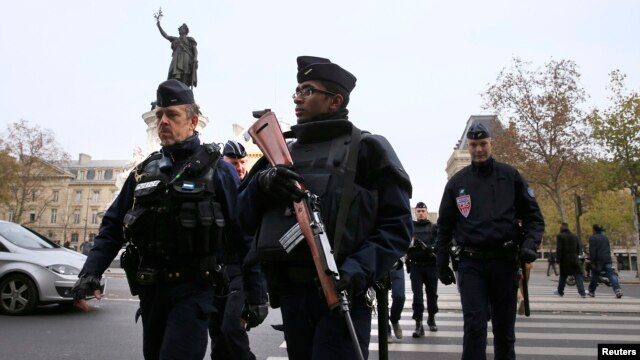 Cảnh sát tuần tra Quảng trường Place de la Republique sáng thứ Bảy sau một loạt các vụ tấn công chết người ở Paris, 14/11/2015.