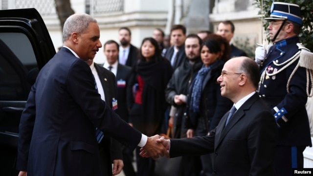 Bộ trưởng Nội vụ Pháp Bernard Cazeneuve chào đón Bộ trưởng Tư pháp Hoa Kỳ Eric Holder tại Paris, ngày 11/1/2015.