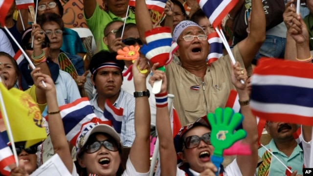 Thai protesters chant slogans during an anti-governement demonstration at a turf club in Bangkok, October 28, 2012.
