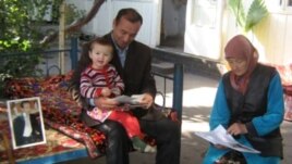 Alisher Soipovning oilasi adolatdan umidini uzmagan. Zulayho, Alisherning qizi, hozir besh yoshda. (Suratni ustiga bossangiz kattalashadi)