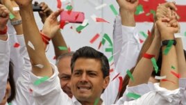 Presidential candidate Enrique Pena Nieto of the Institutional Revolutionary Party flashes a thumbs up at supporters at the end of his closing campaign rally in Toluca, Mexico, June 27, 2012. 