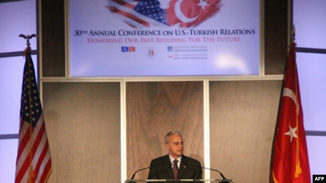 Balyozê Amerîka yê li Tirkîyê Francis J. Ricciardone