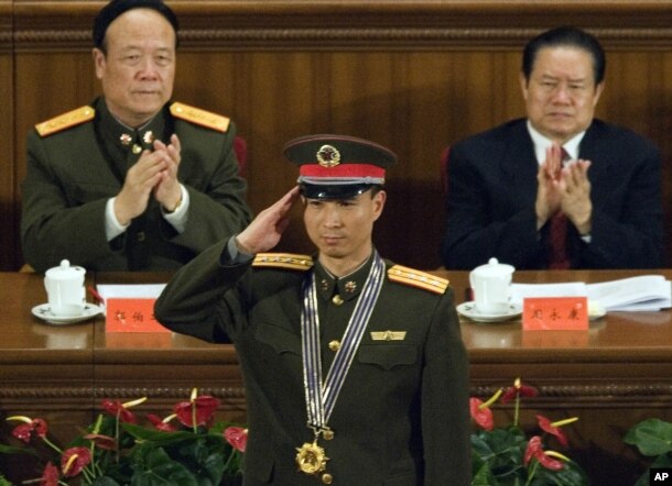 2005年11月，中国中央军委副主席郭伯雄（左）和公安部长周永康（右）参加庆祝神舟六号完成航天飞行的仪式