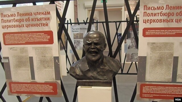 俄罗斯东正教会2012年举办迫害宗教展览中的列宁像。后面是列宁当年写给政治局要求没收教会财产的信件内容。（美国之音白桦拍摄）