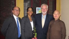 Từ trái: Nick Snyder, Viên chức Chính trị của Lãnh sự quán Hoa Kỳ tại Thành phố Hồ Chí Minh, Kathleen Peoples, Viên chức Chính trị của Lãnh sự quán Hoa Kỳ tại HCMC, Đại sứ Hoa Kỳ tại Việt Nam David Shear và Thượng tọa Thích Quảng Độ, Lãnh đạo của Giáo hội Phật giáo Việt Nam Thống nhất và ứng viên giải Novel Hoà bình 2012 sau cuộc họp ngày 17/8 (Ảnh: vietnam.usembassy.gov)