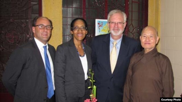 Từ trái: Nick Snyder, Viên chức Chính trị của Lãnh sự quán Hoa Kỳ tại Thành phố Hồ Chí Minh, Kathleen Peoples, Viên chức Chính trị của Lãnh sự quán Hoa Kỳ tại HCMC, Đại sứ Hoa Kỳ tại Việt Nam David Shear và Thượng tọa Thích Quảng Độ, Lãnh đạo của Giáo hội Phật giáo Việt Nam Thống nhất và ứng viên giải Novel Hoà bình 2012 sau cuộc họp ngày 17/8 (Ảnh: vietnam.usembassy.gov)