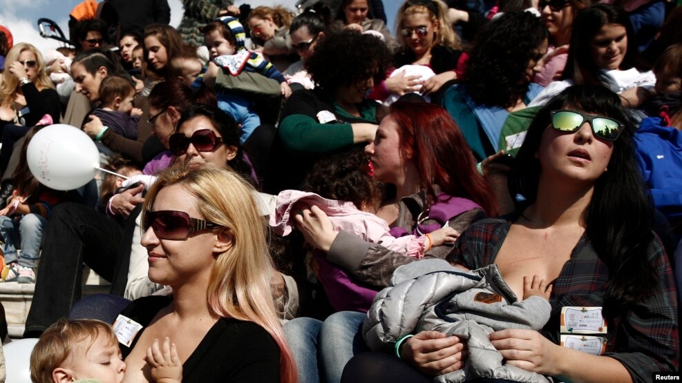 Ảnh tư liệu - Những người phụ nữ cho con bú trong một sự kiện tập thể ở Athens, Hy Lạp, ngày 2 tháng 11 năm 2014.