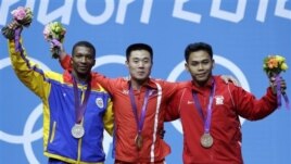 Eko Yuli Irawan yang meraih perunggu (kanan) mengaku masih menderita cedera retak pada tulang keringnya pada saat tampil di Olimpiade, Senin (30/7).