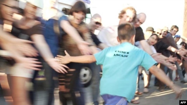 Caine high fives flashmob customers